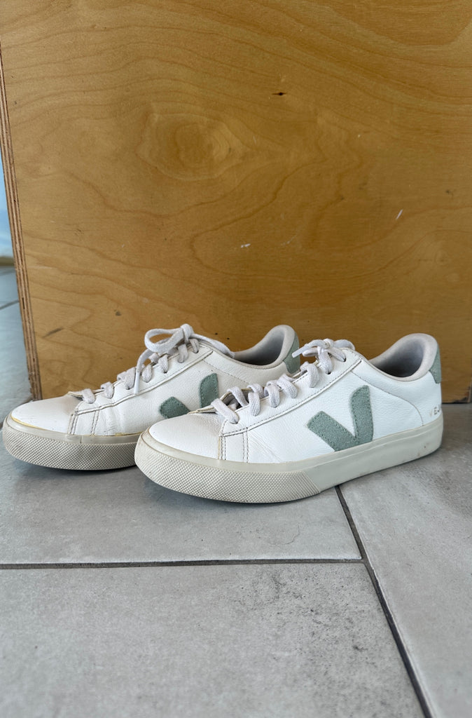 LOOP - Veja Sneakers, Size 9 (#93)