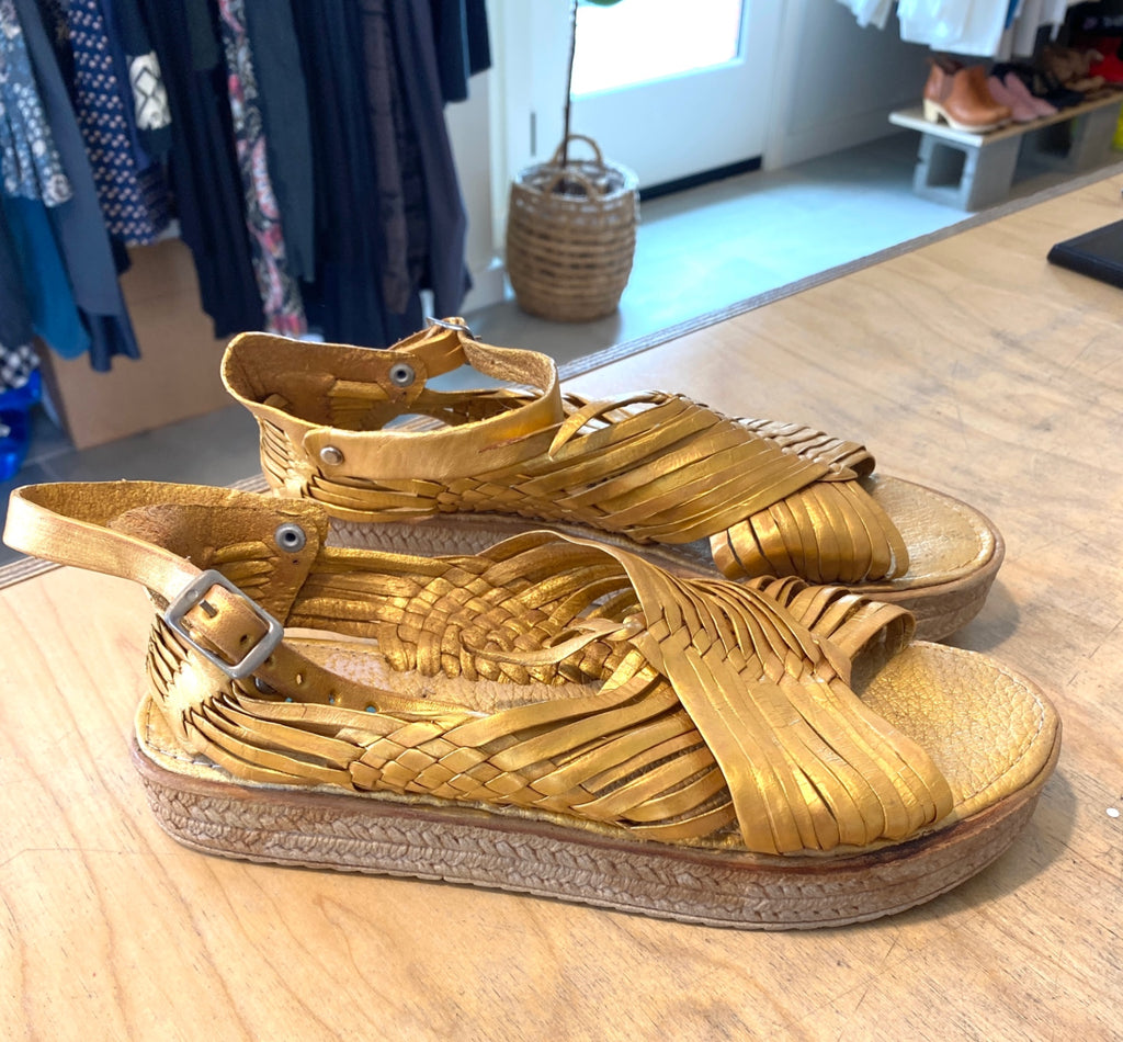 LOOP - Anukia Gold Sandals, Sz 6 (#426)