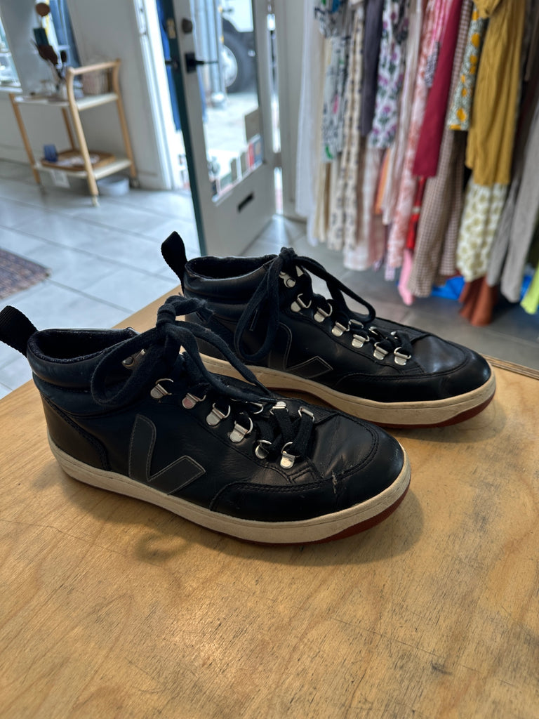 LOOP - Veja Black Sneakers, Size 7 (#190)