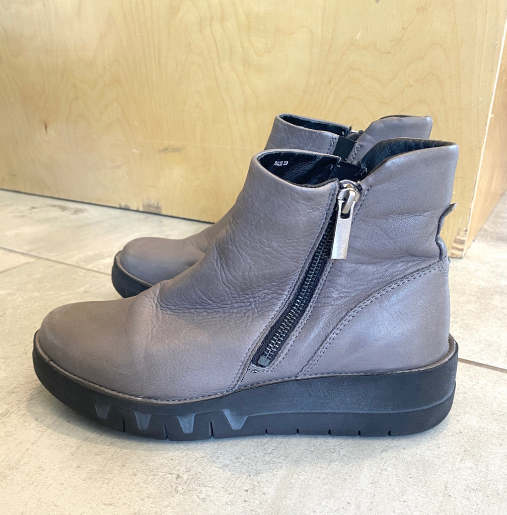 LOOP - Miz Mooz Zip Up Wedge Boots, Sz 8 (#108)