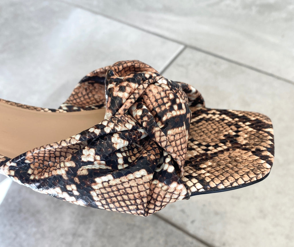 LOOP - Saks 5th Avenue Slides, Sz 9 (#454)