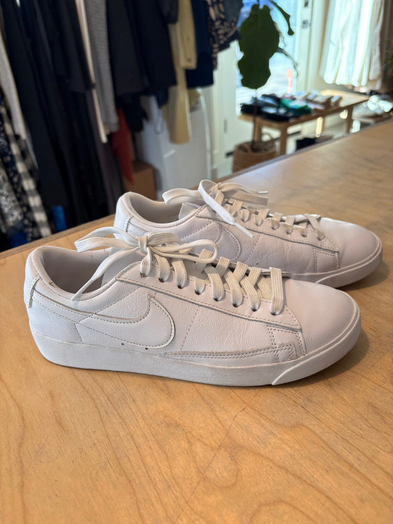 LOOP - Nike size 7.5 (#479)