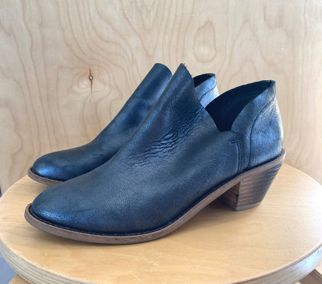 LOOP - Kelsi Dagger Booties, Sz 6 (#480)