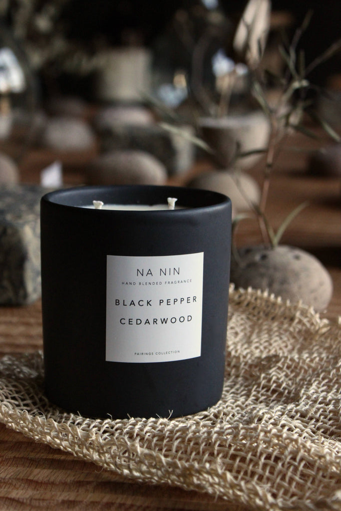 Na Nin - Black Pepper & Cedarwood Candle / 5oz