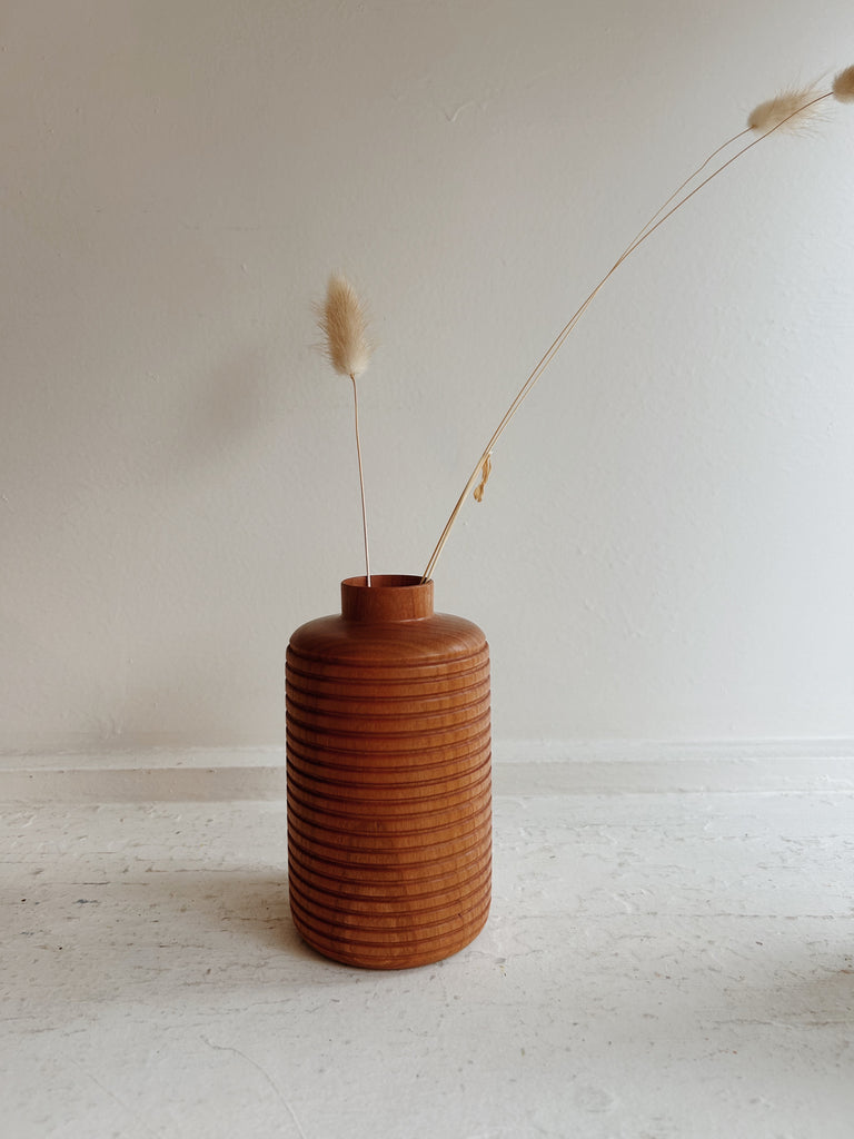 Hanna Dausch - Lined Vase, Cherry