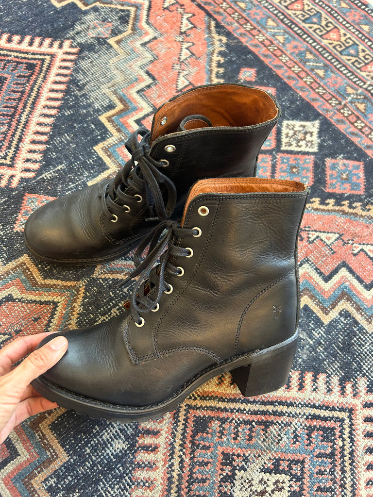 LOOP - FRYE Sabrina Leather Lace-Up Boots (#218)