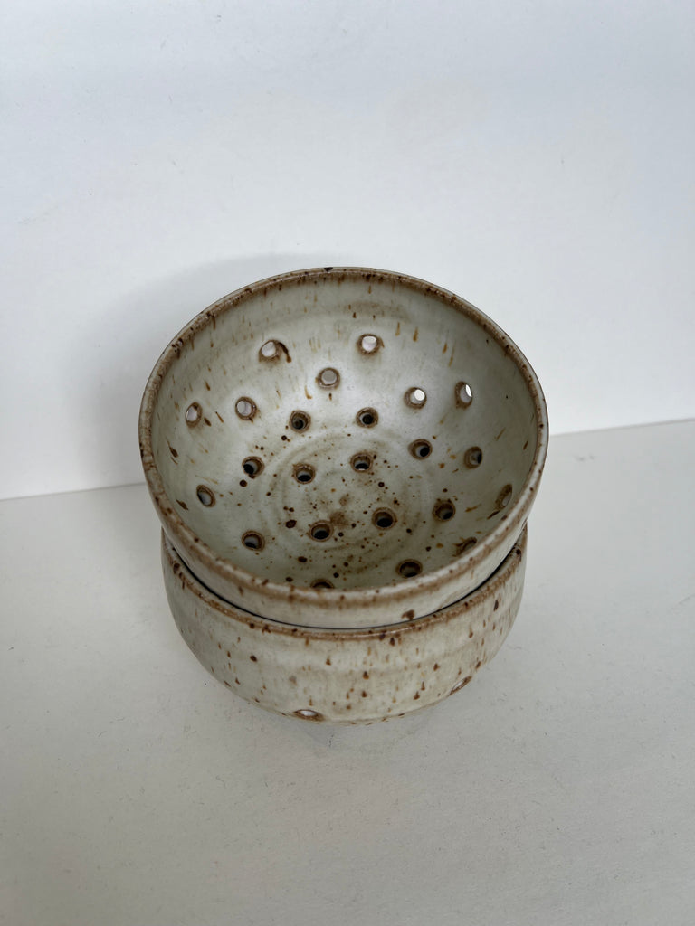 Clay Vessels Ceramic Berry Bowl (Cream Speckled)