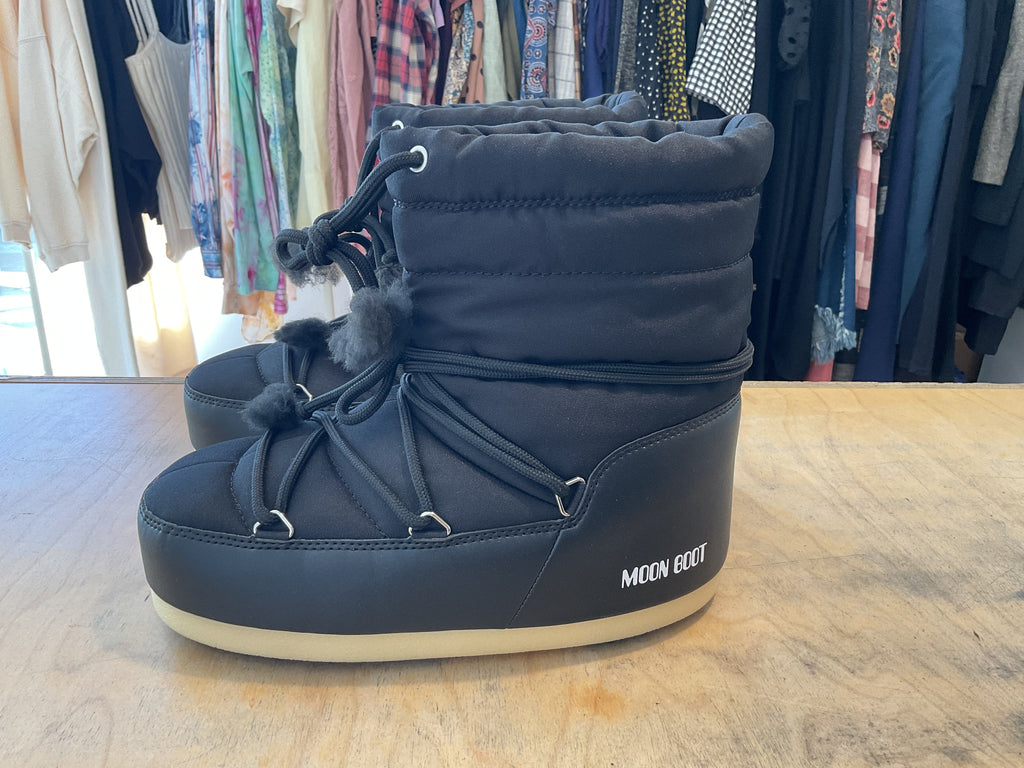 LOOP - Moon Boot Black *New with Tags* (#372)