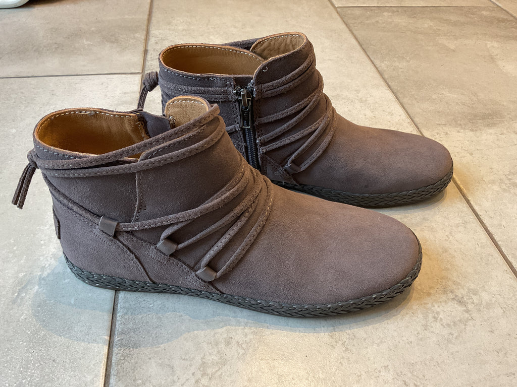 LOOP - UGG Rianne Ankle Boots (#1) New!